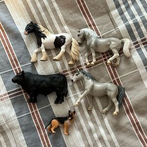 Schleich Farm animals 3 Horses, 1 Dog, 1 Bull Lot of 5 Various Years